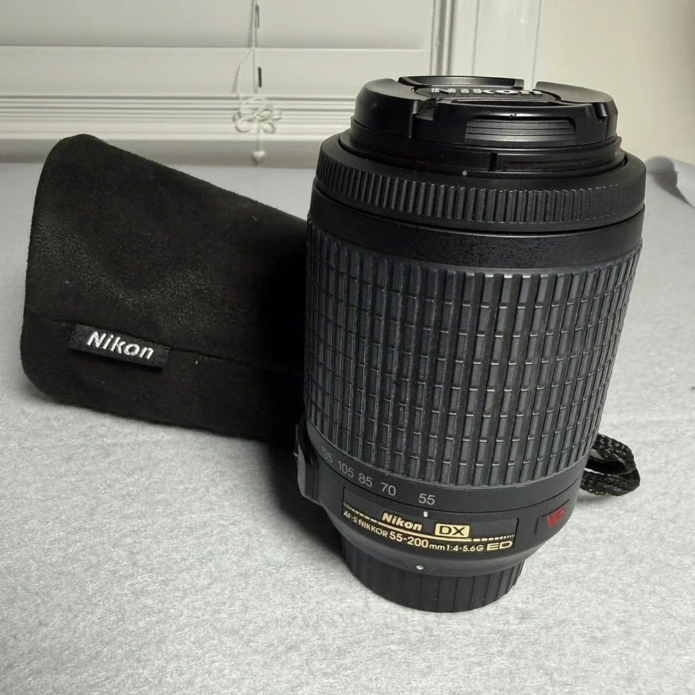 Nikon AF-S DX Nikkor 55-200mm f/4-5.6G ED VR Lens with Box and Pouch